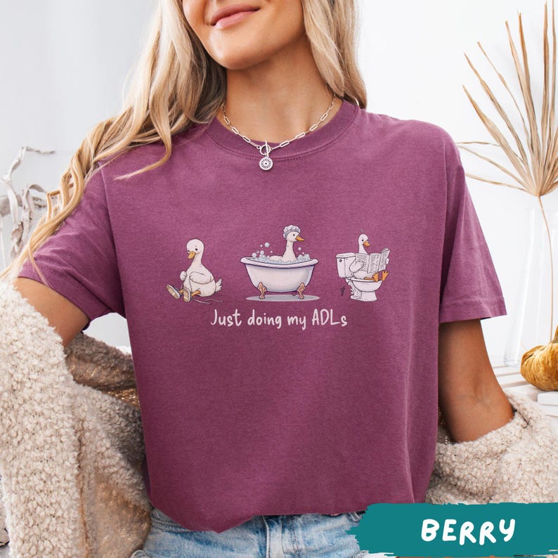 Op de afbeelding: Een witte keramische mok met een zwart handvat en de tekst "But first, coffee" in een handschriftstijl. De mok staat op een wit oppervlak. De mok is ongeveer 10 cm hoog.