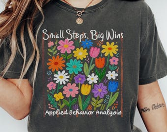 Camiseta Floral ABA Comfort Colors, Camiseta de manga larga RBT personalizada con el lema "Pequeños pasos, grandes victorias", Regalo para BCBA, Regalo de graduación (26344)