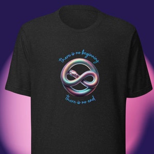 Puede incluir: Camiseta negra con un gráfico de una serpiente envuelta alrededor de un símbolo de infinito. El texto "There is no beginning, there is no end" está impreso debajo del símbolo.