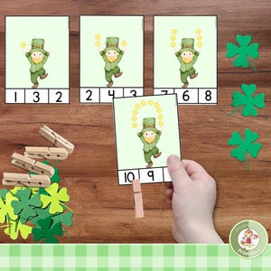 Schede di conteggio e clip del folletto di San Patrizio; gioco di matematica stampabile per la scuola materna; lezione di riconoscimento dei numeri per la motricità fine; attività di conteggio per la scuola materna