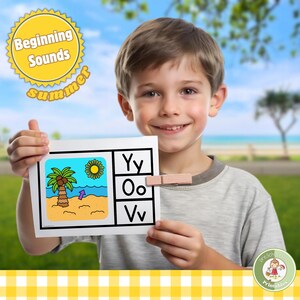 Może przedstawiać: Biała karta edukacyjna z kolorową ilustracją palmy, słońca i oceanu z napisem Beginning Sounds Summer. Karta zawiera litery Yy, Oo i Vv z drewnianym spinaczem do bielizny przymocowanym do boku papieru.