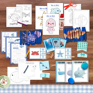 Op de afbeelding: Een set printbare educatieve activiteiten met een zeedierthema voor kleuters. De set bevat activiteiten voor het traceren van het alfabet, stippen, kleuren op nummer, traceren en kleuren, en het matchen van zeedieren.