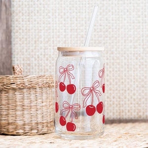 Copa de sorbo de vidrio Cherry Coquette--Vaso de sorbo de café helado de cereza de verano--Lata de vidrio de 16 oz con tapa y paja--Lindo vaso de sorbo de 16 oz