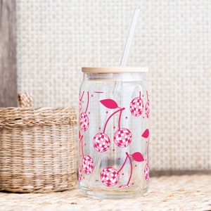 Copa de sorbo de vidrio Cherry Coquette--Vaso de sorbo de café helado de cereza de verano--Lata de vidrio de 16 oz con tapa y paja--Lindo vaso de sorbo de 16 oz