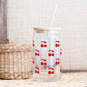 Copa de sorbo de vidrio Cherry Coquette--Vaso de sorbo de café helado de cereza de verano--Lata de vidrio de 16 oz con tapa y paja--Lindo vaso de sorbo de 16 oz