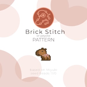 Op de afbeelding: Een bruin en roze geperst capybara-patroon met steeksteek of peyotesteek. Het patroon is gebaseerd op Miyuki zaadkraaltjes maat 11/0.