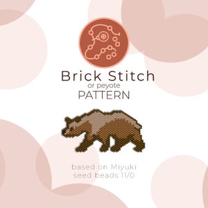 Könnte beinhalten: Ein Perlenmuster eines braunen Bären, das mit Ziegel- oder Peyotestich gearbeitet wird. Das Muster basiert auf Miyuki Perlen der Größe 11/0.