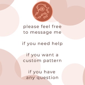 K&ouml;nnte beinhalten: Eine Grafik mit einem braunen Kreis, der eine Strichzeichnung einer Perlenkette mit einem Knopf-Anh&auml;nger enth&auml;lt. Der Text "please feel free to message me if you need help if you want a custom pattern if you have any question" befindet sich unter dem Kreis.