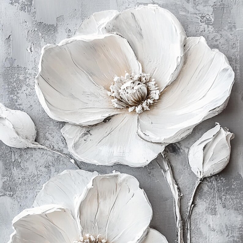 Puede incluir: Primer plano de una pintura floral blanca con fondo gris texturizado. La pintura presenta grandes flores blancas tridimensionales con p&eacute;talos detallados y centros texturizados. Se aprecian pinceladas visibles.