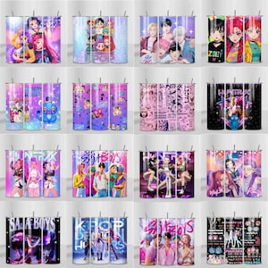 Peut inclure: Une collection de gobelets en acier inoxydable avec des groupes de K-pop et des illustrations de style anime. Les motifs comprennent des couleurs vives, des personnages stylisés et des éléments de texte. Chaque gobelet a un couvercle argenté et une paille.