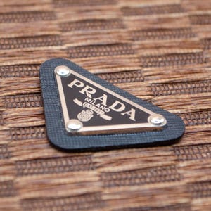 PRADA 三角形ブローチ PRADA プラダ トライアングル ブローチ 三角プレート ブラック