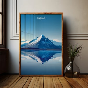 Island Poster eines einsamen Berges vor dem kalten Ozean, Poster des kalten Atlantiks in Island, Modernes Poster von Island