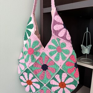 Sac à bandoulière coloré fait main avec fleurs au crochet, sac marguerite rose au crochet pour femme, fourre-tout d'été floral au crochet, cadeau pour elle, sac de style bohème.