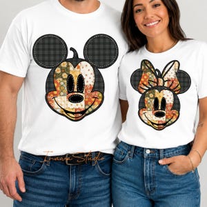 Puede incluir: Dos camisetas blancas con estampados gráficos de las cabezas de Mickey y Minnie Mouse. Los diseños están rellenos con un patrón de retazos de motivos florales naranjas, amarillos y blancos, con orejas de cuadros gris oscuro y contornos cosidos.