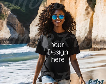 Maquette de t-shirt de plage | T-shirt noir en toile Bella 30001 | Modèle femme noire | Esthétique extérieure | Ambiance estivale tropicale | Conception de la façade