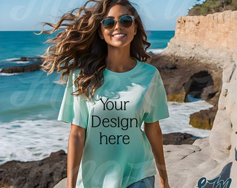 Maquette de t-shirt de plage | T-shirt 30001 en toile Bella menthe | Modèle femme américaine | Esthétique extérieure | Ambiance estivale tropicale | Conception de la façade
