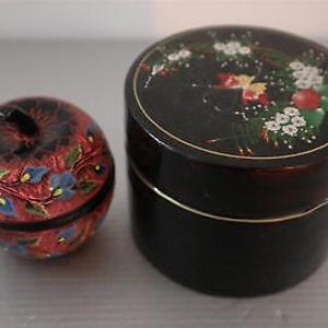 2 oude gekookte kartonnen dozen APPELBLOEMVLINDER