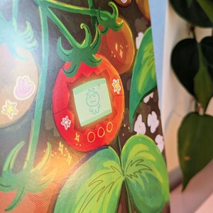Pu&ograve; includere: Un'illustrazione vibrante presenta un dispositivo digitale a forma di pomodoro rosso con uno schermo verde che mostra un personaggio dei cartoni animati. L'opera d'arte include foglie verdi, altri pomodori e piccoli accenti floreali su uno sfondo scuro.