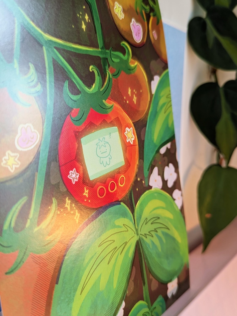 Pu&ograve; includere: Un'illustrazione vibrante presenta un dispositivo digitale a forma di pomodoro rosso con uno schermo verde che mostra un personaggio dei cartoni animati. L'opera d'arte include foglie verdi, altri pomodori e piccoli accenti floreali su uno sfondo scuro.