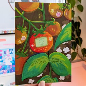 Pu&ograve; includere: Una vivace stampa artistica con un'illustrazione stravagante di pomodori su una vite. I pomodori sono arancioni con un design di gioco portatile retr&ograve;. Foglie verdi e fiori bianchi circondano i pomodori. L'opera d'arte ha un'estetica giocosa e colorata.