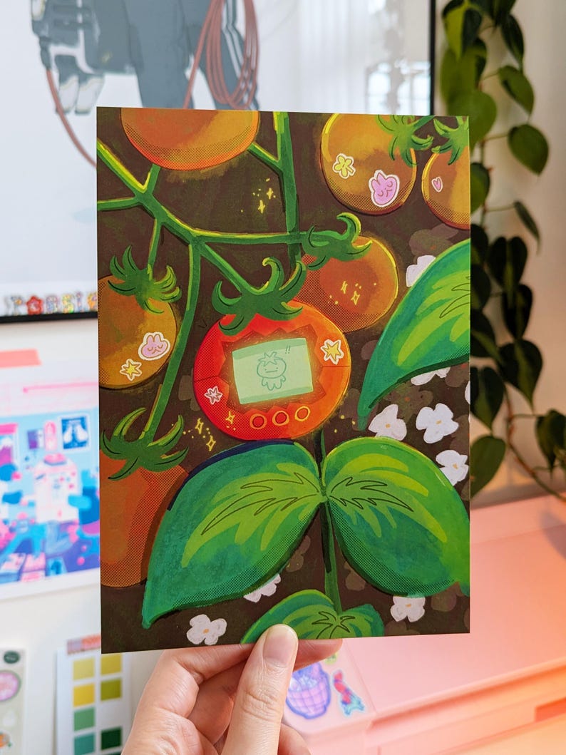 Pu&ograve; includere: Una vivace stampa artistica con un'illustrazione stravagante di pomodori su una vite. I pomodori sono arancioni con un design di gioco portatile retr&ograve;. Foglie verdi e fiori bianchi circondano i pomodori. L'opera d'arte ha un'estetica giocosa e colorata.