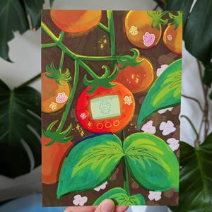 Pu&ograve; includere: Un'illustrazione vibrante raffigura un campo di pomodori con una console di gioco portatile retr&ograve;. La console, in un involucro rosso, ha uno schermo verde che mostra un personaggio. I pomodori sono arancioni e rossi, con viti e foglie verdi. Piccoli fiori bianchi e scintille.