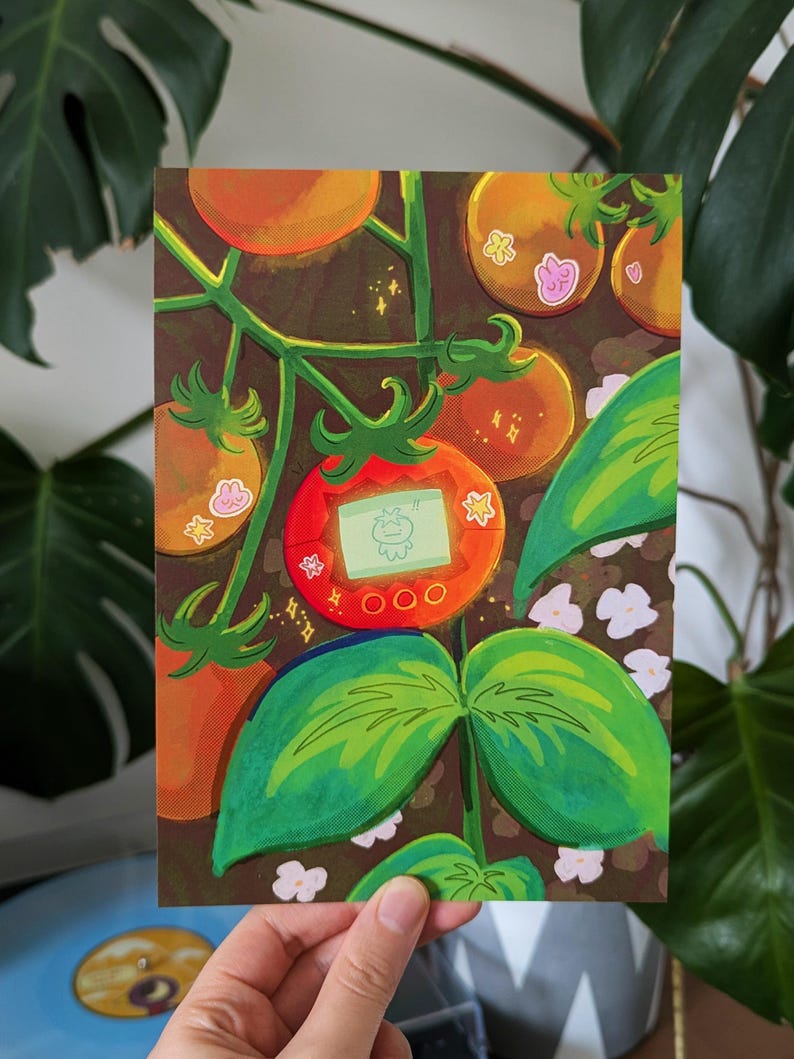 Pu&ograve; includere: Un'illustrazione vibrante raffigura un campo di pomodori con una console di gioco portatile retr&ograve;. La console, in un involucro rosso, ha uno schermo verde che mostra un personaggio. I pomodori sono arancioni e rossi, con viti e foglie verdi. Piccoli fiori bianchi e scintille.
