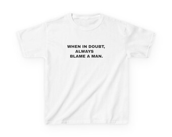 Camiseta de bebé "En caso de duda, siempre culpa a un hombre" / Camiseta de bebé con eslogan divertido / Camiseta de bebé divertida Y2K / Regalo de cumpleaños para un amigo / Camisetas de moda de la década de 2000