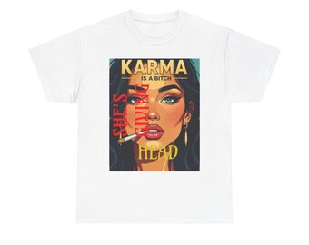 Camiseta con retrato de mujer "Karma es una perra" / Arte pop retro, tipografía atrevida (chiste divertido sobre el karma)