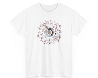 Könnte beinhalten: Ein weißes T-Shirt mit kurzen Ärmeln und einer zentralen kreisförmigen Grafik. Das Design besteht aus einem dunkelbraunen, komplizierten, wirbelnden Filigranmuster, das ein kleines, mehrfarbiges kreisförmiges Bild mit Himmel und Wolken umgibt.