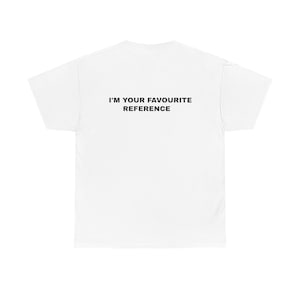 Könnte beinhalten: Ein weißes T-Shirt mit dem Text "I'M YOUR FAVOURITE REFERENCE" in Schwarz gedruckt. Das Shirt besteht aus einem weichen Material und hat kurze Ärmel. Der Text ist auf der Rückseite des Shirts zentriert.