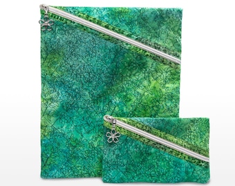 Ensemble d'étuis pour iPad et smartphone à imprimé batik vert, matelassé, rembourré, doublé. Choix d'impressions. Peut contenir un iPad 11" avec étui, ou des livres.