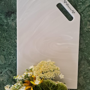 Elegantes graues Servierbrett, Geschenk für neue Wohnung für Freunde, Schneidebrett im Marmorstil, Schneidebrett aus künstlichem Acrylstein, Käsetablett