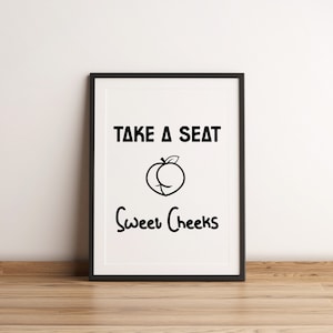 Póster de baño divertido, toma asiento, póster imprimible de inodoro con mejillas dulces, arte de pared de baño retro, arte divertido para inodoro, arte digital de trasero agradable
