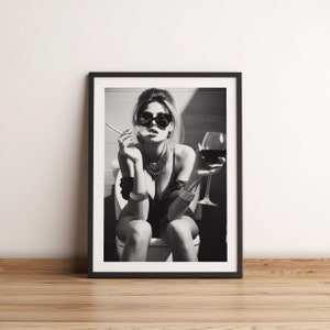 Donna POSTER BAGNO Donna che beve vino Toilette Poster stampabile Vintage Retro Bagno Parete Arte Stampa Divertente Toilette Arte Digitale