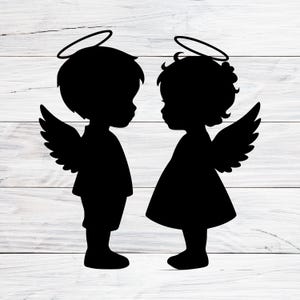 Puede incluir: Silueta negra de dos niños con alas de ángel y halos, uno frente al otro. Uno de los niños lleva camisa y pantalón corto, el otro un vestido. La imagen está sobre un fondo de vetas de madera blanca.