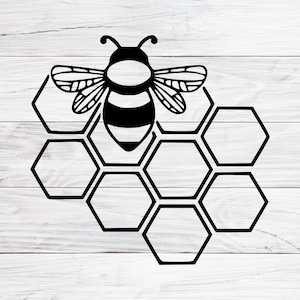 Könnte beinhalten: Schwarz-weiße Illustration einer Biene und einer Honigwabe. Die Biene, mit detaillierten Flügeln und Fühlern, sitzt über einer Ansammlung sechseckiger Zellen. Der Hintergrund ist ein weißes Holzmaserungsmuster.