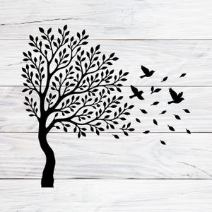Puede incluir: Silueta negra de un árbol con hojas y tres pájaros volando hacia la derecha. El árbol tiene un tronco curvo y muchas ramas con hojas. Las hojas también se alejan del árbol. El fondo es blanco con vetas de madera horizontales.