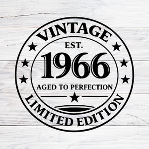 Op de afbeelding: Zwart-wit cirkelvormig ontwerp met de tekst "VINTAGE EST. 1966 AGED TO PERFECTION LIMITED EDITION". Het nummer 1966 staat centraal, omringd door sterren en een dubbele rand.