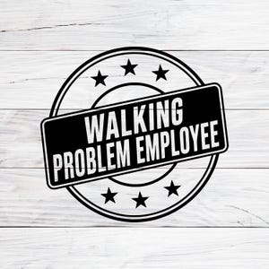 Może przedstawiać: Czarno-biały wzór pieczątki z pięcioma gwiazdkami i prostokątnym banerem pośrodku. Tekst wewnątrz banera brzmi WALKING PROBLEM EMPLOYEE, napisany pogrubionymi, białymi wielkimi literami na jednolitym czarnym tle.