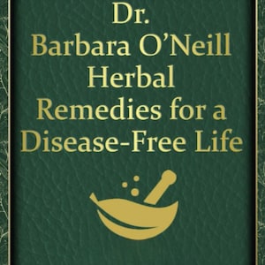 Op de afbeelding: Een groene boekomslag met gouden tekst die "Dr. Barbara O'Neill Herbal Remedies for a Disease-Free Life" luidt. Een gouden vijzel en stamper met een bladerenontwerp bevinden zich in het midden onderaan de omslag.