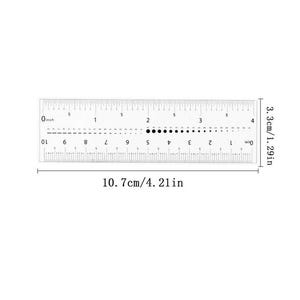 Pu&ograve; includere: Righello di plastica trasparente con segni neri, che mostra le misure in pollici e centimetri. Il righello &egrave; lungo 10,7 cm (4,21 pollici) e largo 3,3 cm (1,29 pollici). Una serie di punti neri al centro.
