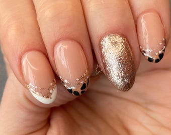 Unghie in gel morbido con stampa leopardata e oro rosa