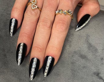 Il “vestito nero” delle unghie: unghie con diamanti neri e bianco perla