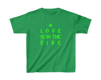 -shirt écrit Love Is In The Éire | T-shirt pour enfant | T-shirt vert | T-shirt en coton | T-shirt unisexe en coton épais