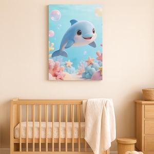 Könnte beinhalten: Ein Leinwanddruck mit einem Cartoon-Delfin, der in einer Unterwasserszene schwimmt. Der Delfin ist hellblau mit einem lächelnden Gesicht. Der Hintergrund umfasst Blasen, Korallen und Seesterne in Rosa, Blau und Gelb.