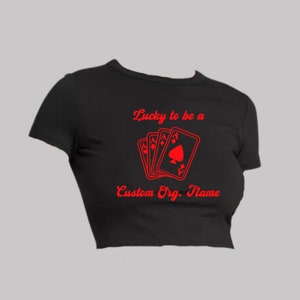 Maglietta personalizzata con scritta "Lucky To Be" della confraternita greca ~ Un piccolo grande regalo ~ Giorno delle offerte di reclutamento ~ Merchandising personalizzato dell'organizzazione