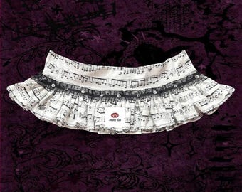 Handgemaakte minirok met muzieknoot, ruches en zwarte kanten rand