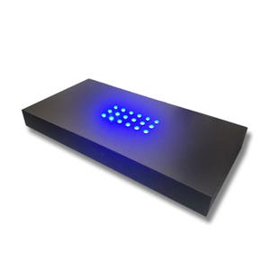 Könnte beinhalten: Ein schwarzer rechteckiger Display-Sockel mit einem Raster aus blauen LED-Leuchten.