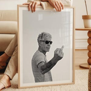 Mannelijke muurkunst, Anthony Bourdain middelvingerafdruk, chef-kok zwart-witte muurkunst, vintage fotografie, museumkwaliteit kunstafdruk